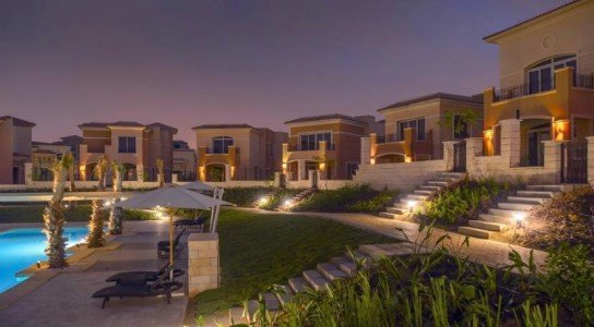 للبيع فيلا كاملة التشطيب مساحة 260 متر في استون بارك